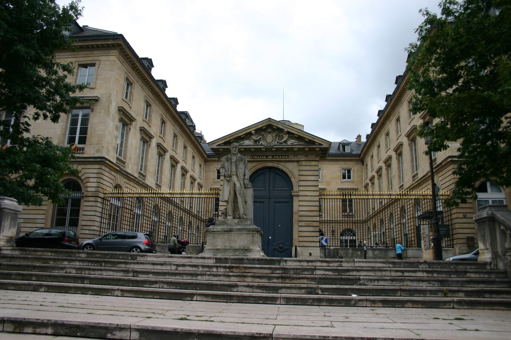 Claude Bernard's monument, College de France, Paris (1).JPG